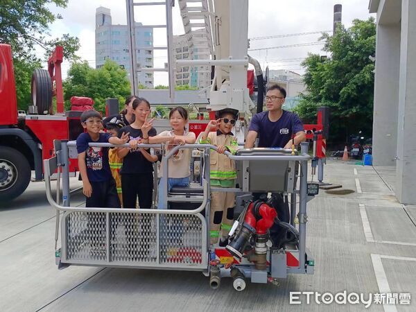 ▲台南市北區北門里帶領學童參訪消防局公園分隊，孩子近距離認識消防車輛及救災裝備。（記者林東良翻攝，下同）