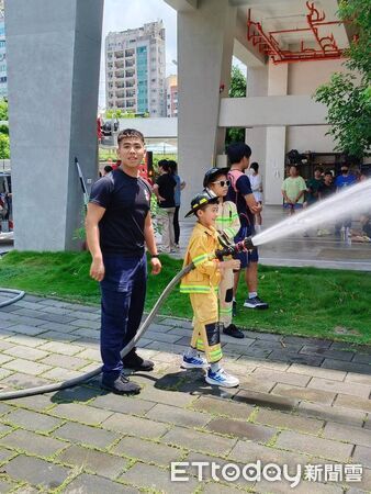 ▲台南市北區北門里帶領學童參訪消防局公園分隊，孩子近距離認識消防車輛及救災裝備。（記者林東良翻攝，下同）