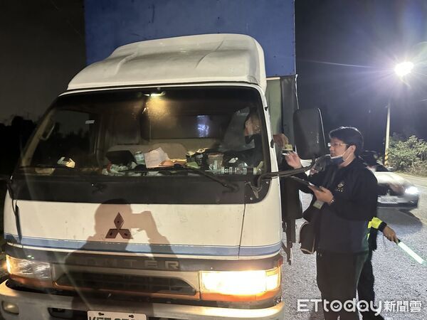 ▲台南市環保局結合警方執行道路攔檢，鎖定抓斗車等常見廢棄物載運車輛加強查核。（記者林東良翻攝，下同）