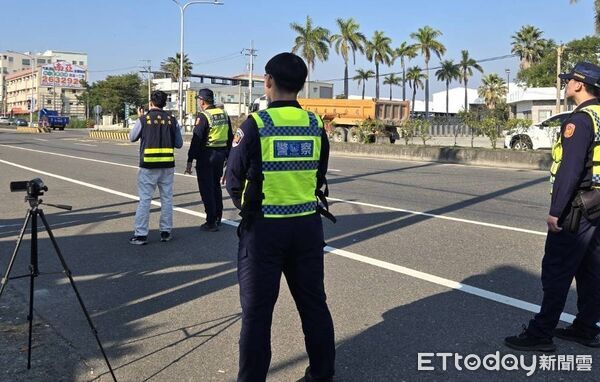 ▲台南市環保局結合警方執行道路攔檢，鎖定抓斗車等常見廢棄物載運車輛加強查核。（記者林東良翻攝，下同）