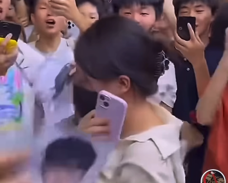 ▲該名女粉絲先遭惡意扯下口罩,才潑水反擊。(圖/翻攝自微博)