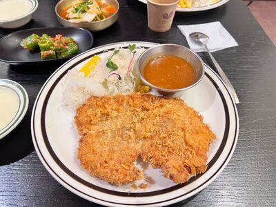 吃兒子剩飯!韓店員暖送「一整份咖哩豬排」 部落客苦笑:誤會了