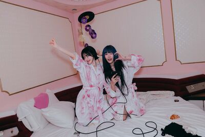 DJ SODA秘密來台！　床上穿浴袍辣照曝光...身旁竟是女團成員