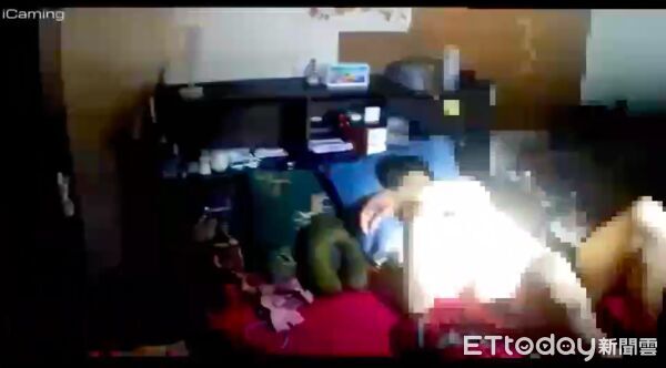▲▼遭通緝的盧男在睡夢中被警方用強光照臉後逮捕,警方起獲各式毒品,盧男(前)及陳姓女友(後)被依法解送歸案 。(圖/記者陳以昇翻攝)