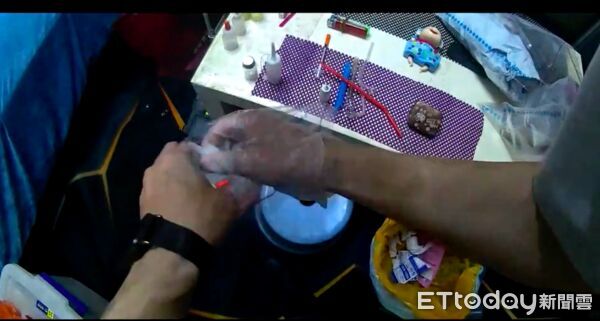▲▼遭通緝的盧男在睡夢中被警方用強光照臉後逮捕,警方起獲各式毒品,盧男(前)及陳姓女友(後)被依法解送歸案 。(圖/記者陳以昇翻攝)
