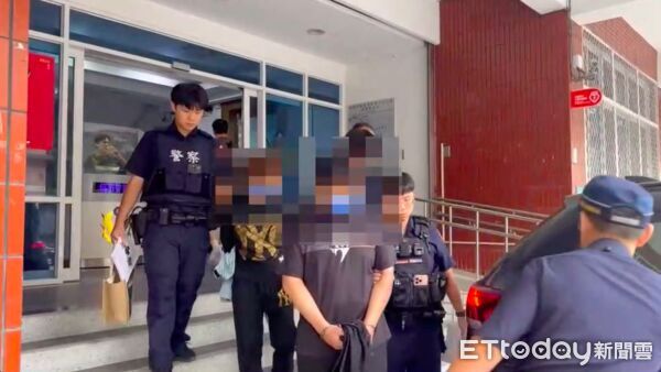 ▲▼遭通緝的盧男在睡夢中被警方用強光照臉後逮捕,警方起獲各式毒品,盧男(前)及陳姓女友(後)被依法解送歸案 。(圖/記者陳以昇翻攝)