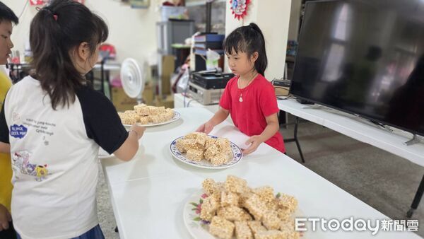 ▲▼ 「裕見童樂會」食農教育飄香!資深匠人阿進師重現傳統爆米香 老幼齊聚品味惜食文化 。(圖/記者翁伊森攝)
