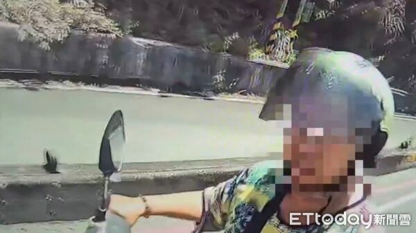 ▲貢寮阿嬤闖紅燈又逆向！遭警攔查竟繞警車2次。（圖／記者郭世賢翻攝）
