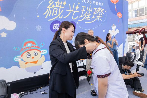 ▲「做十六」成年禮儀式，成年禮代表脫「絭」ㄑㄩㄢˋ。（圖／新竹市政府提供）