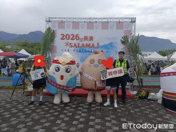 ▲員警利用活動人潮進行反詐騙宣導，提醒民眾慎防假投資、網路購物及釣魚簡訊等常見詐騙手法。（圖／記者楊晨東翻攝）