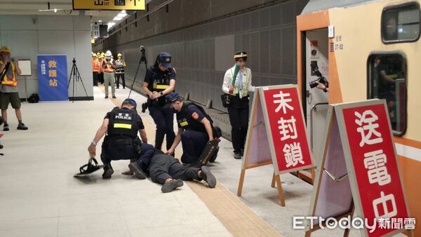 ▲台南市消防局配合台鐵辦理鐵路地下化通車啟用前防災演習，驗證災害應變及搶救機制。（記者林東良翻攝，下同）