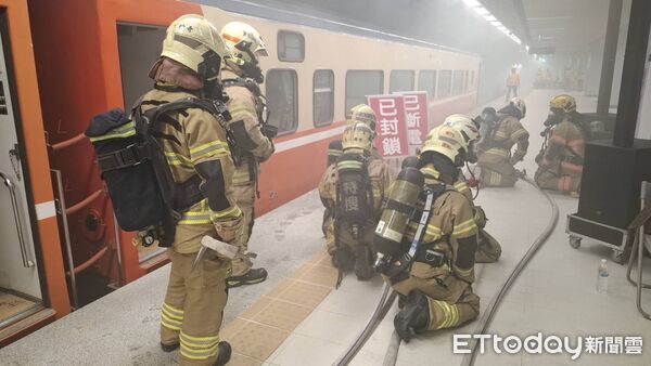 ▲台南市消防局配合台鐵辦理鐵路地下化通車啟用前防災演習，驗證災害應變及搶救機制。（記者林東良翻攝，下同）
