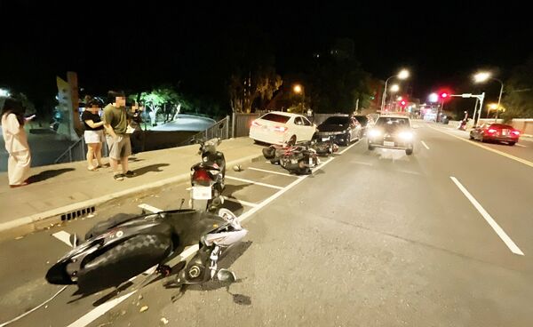 桃園男深夜開車連撞對向8汽機車 辯「疲勞恍神」釀禍