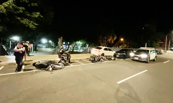 ▲桃園市鄧姓男子昨天深夜駕車行經中壢區吉林北路時，失控撞倒對向8輛汽機車，中壢警分局員警到場處理。（圖／中壢警分局提供）