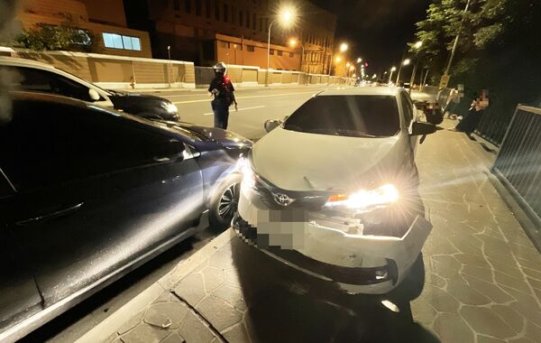 ▲桃園市鄧姓男子昨天深夜駕車行經中壢區吉林北路時，失控撞倒對向8輛汽機車，鄧男駕駛自小客車也受損嚴重。（圖／中壢警分局提供）