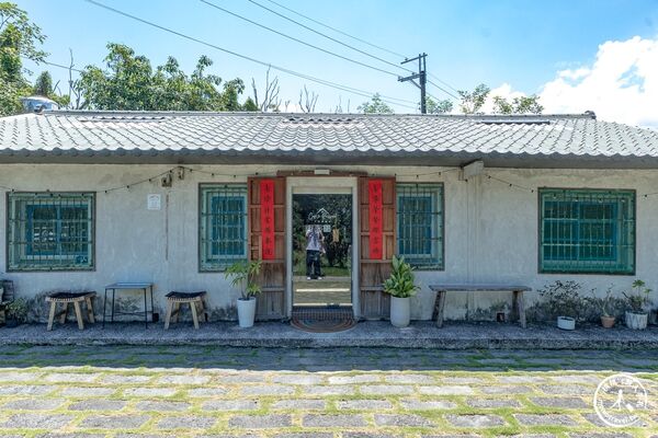 ▲▼小溪邊咖啡由溪畔老宅改建而成，木質空間搭配自然採光，是宜蘭頭城的口袋咖啡廳。（圖／《桃桃's旅人手札》授權提供）