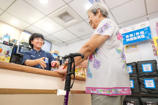 ▲▼全家20間門市導入「高齡友善服務」。（圖／業者提供）