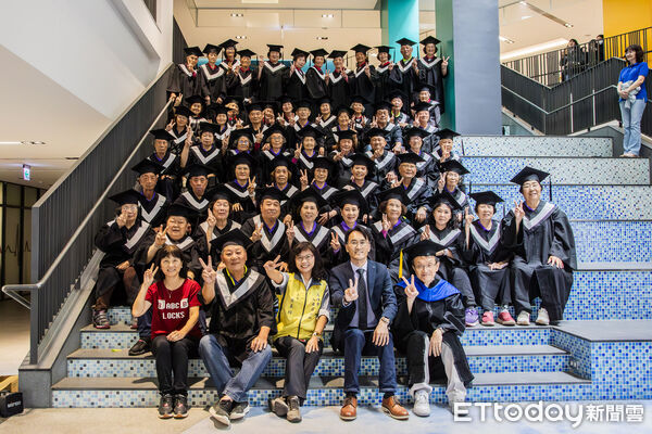 ▲嘉藥醫務管理系舉辦一日大學生體驗,邀請高雄永安區維新及新港社區長輩走進校園。(記者林東良翻攝,下同)