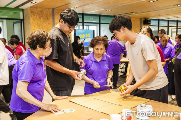 ▲嘉藥醫務管理系舉辦一日大學生體驗,邀請高雄永安區維新及新港社區長輩走進校園。(記者林東良翻攝,下同)