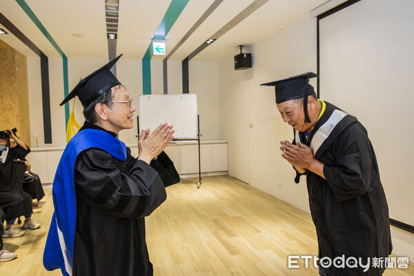 ▲嘉藥醫務管理系舉辦一日大學生體驗,邀請高雄永安區維新及新港社區長輩走進校園。(記者林東良翻攝,下同)