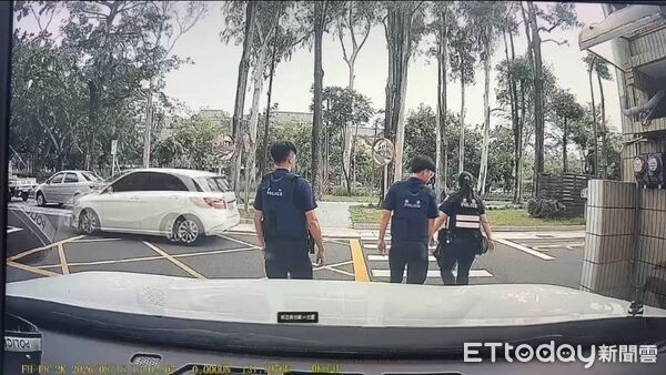 ▲▼   粗心男掉鑰匙 嘉義警孫梓恩、賴怡汎偕實習生熱心搜街尋獲    。（圖／記者翁伊森翻攝）