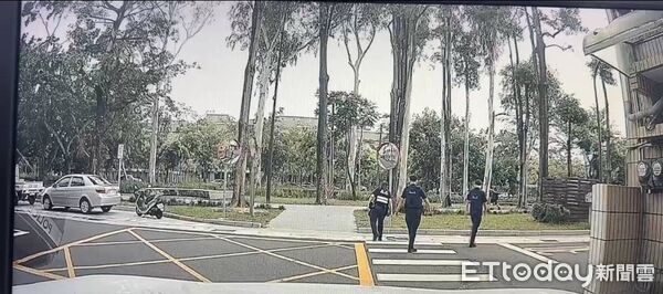 ▲▼   粗心男掉鑰匙 嘉義警孫梓恩、賴怡汎偕實習生熱心搜街尋獲    。（圖／記者翁伊森翻攝）