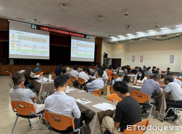 ▲台電台南區營業處舉辦用電座談會，協助高壓用戶了解時間電價制度及需量反應措施。（記者林東良翻攝，下同）