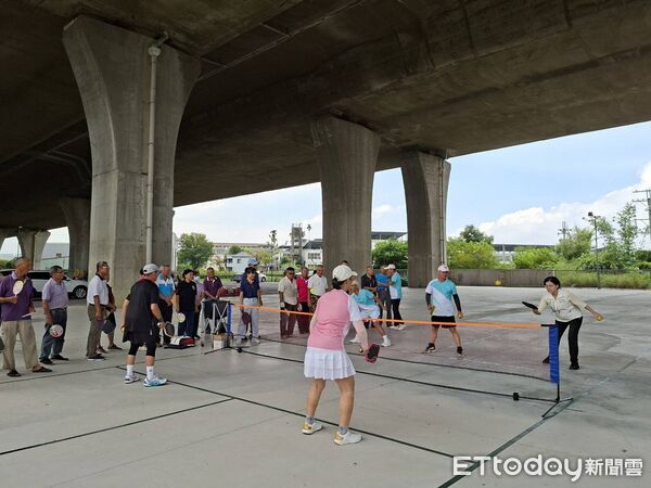 ▲國3高架橋下空間經活化後,增設幼兒滑步車場及匹克球場,讓橋下空間從「閒置」變成居民運動休閒好去處。(圖/記者游瓊華翻攝)