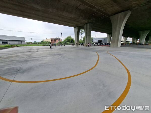 ▲國3高架橋下空間經活化後,增設幼兒滑步車場及匹克球場,讓橋下空間從「閒置」變成居民運動休閒好去處。(圖/記者游瓊華翻攝)