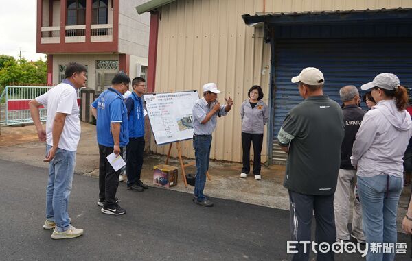 ▲元長新生農地重劃區376地號中排一老舊破損,約90公尺路段被地方視為排水瓶頸,張麗善會勘後決定斥資288萬元優先改善。(圖/記者游瓊華翻攝)