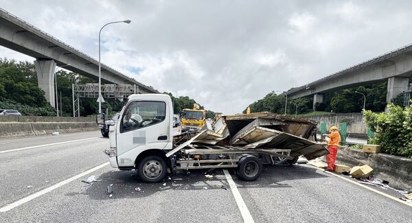 ▲國道1號北向平鎮路段今天下午發生小貨車翻覆事故，現場一片狼藉。（圖／國道一隊提供）