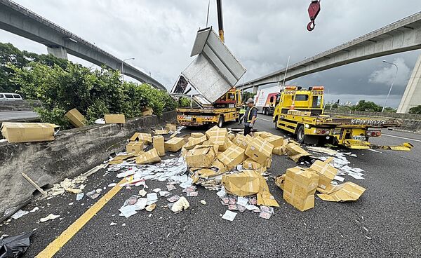 ▲國道1號北向平鎮路段今天下午發生小貨車翻覆事故現場，警消人員找來拖吊業者幫忙清除。。（圖／國道一隊提供）