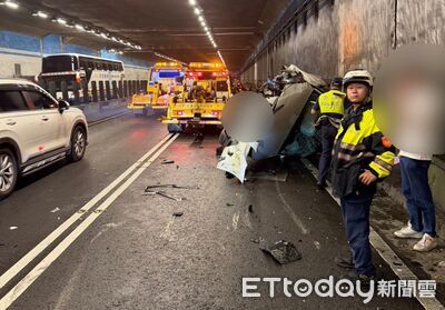 BMW辛亥地下道打滑衝護欄 撞飛多元計程車慘翻車