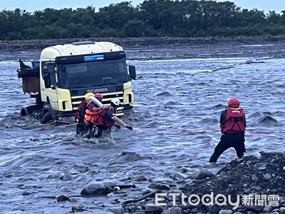 蘭陽溪水暴漲砂石車受困!警消激流中拋繩救出司機 過程超驚險