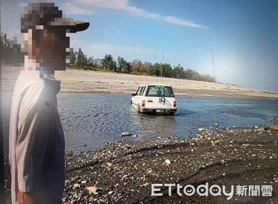 台東知本海水漲潮休旅車受困沙灘 警民合作救出化解危機