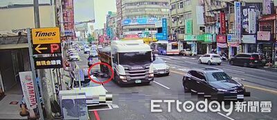 與死神擦身!25歲男自摔被砂石車「輾過手腳」 驚險逃劫畫面曝