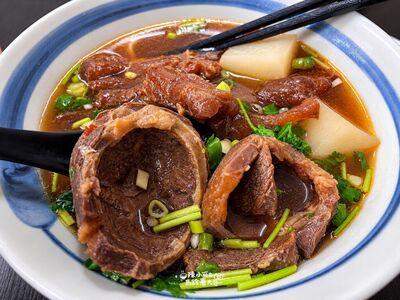 宜蘭低調牛肉麵「加湯續麵」不用錢!零醬油靠蔬果熬出濃郁湯底