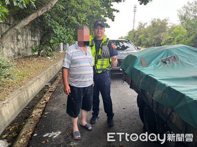 多良警巡邏發現爆胎車 即時清除胎皮排除危險助外地駕駛解困