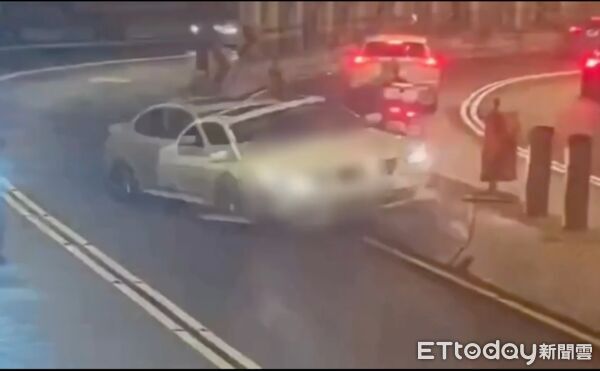 ▲▼BMW轎車下雨轉彎打滑失控，先撞內側護欄，後撞多元計程車後側翻。（圖／記者邱中岳翻攝）