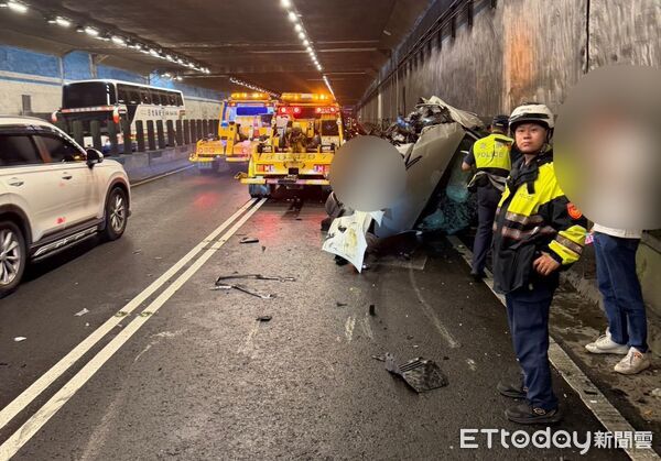 ▲▼BMW轎車下雨轉彎打滑失控，先撞內側護欄，後撞多元計程車後側翻。（圖／記者邱中岳翻攝）