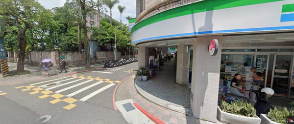 「分手砲恐嚇案」雙方約到西湖國小附近的超商談判。(圖/翻攝Google Maps)