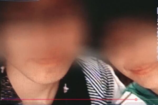 十七歲的詹女（右）與邱男（左）交往，被養母要求分手。（翻攝畫面）
