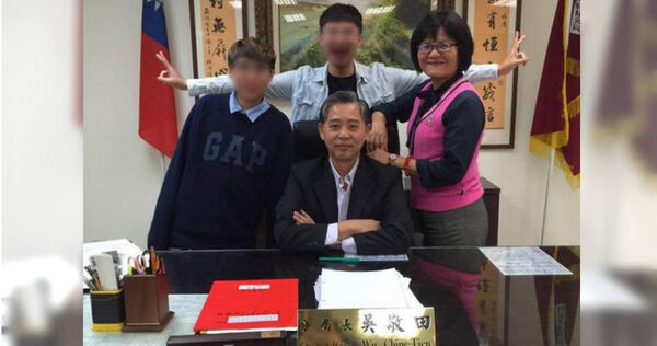 吳敬田（下）、蕭惠珠（右）均為警界高官，女兒（左）卻淪為詐團人頭戶。（圖／翻攝吳敬田臉書）
