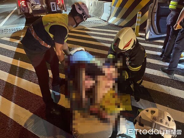 ▲國1凌晨自撞車禍，駕駛血淋淋脫困送醫。（圖／記者唐詠絮翻攝，下同）