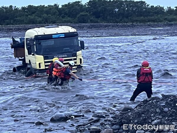 ▲▼游姓砂石車司機驚險被救上岸。（圖／記者游芳男翻攝，下同）