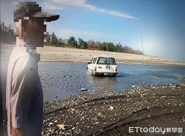▲知本派出所員警接獲民眾求助，趕赴知本沙灘協助處理車輛受困漲潮危機。（圖／記者楊晨東翻攝）