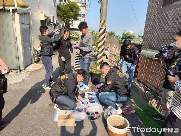 ▲▼    嫌犯「種花」兼「埋槍」!海巡眼尖揪出槍彈，驚見改造手槍與百發子彈         。（圖／記者翁伊森翻攝）