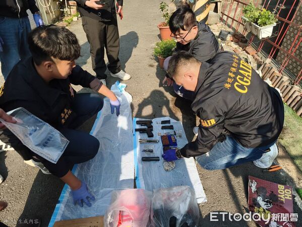 ▲▼    嫌犯「種花」兼「埋槍」!海巡眼尖揪出槍彈，驚見改造手槍與百發子彈         。（圖／記者翁伊森翻攝）