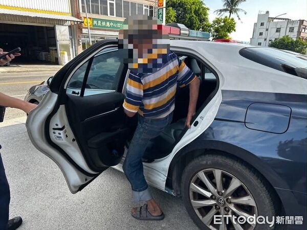 ▲員警駕駛巡邏車護送獨居長者安全返家。（圖／記者楊晨東翻攝）