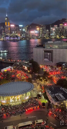 ▲▼肖戰七夕在香港！近萬粉絲擠爆商場　港媒驚：像除夕倒數。（圖／翻攝自微博）